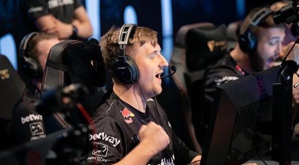 Ruler ： 霞这个英雄可能我来使用和别的选手不太一样吧